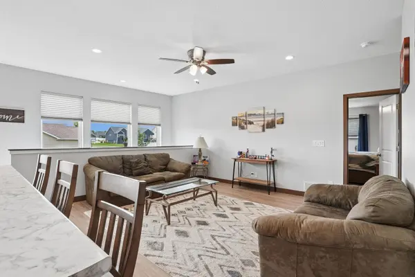 5522 Red Oak LN, Cedar Falls, IA 50613