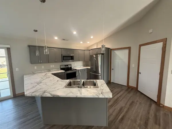 108 Bailey DR #J, Manchester, IA 52057