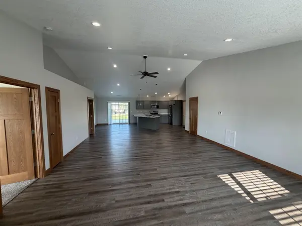 108 Bailey DR #J, Manchester, IA 52057