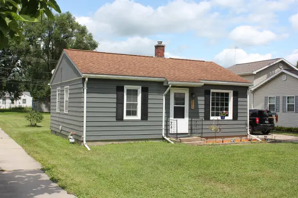 225 Toneff DR, Elk Run Heights, IA 50707