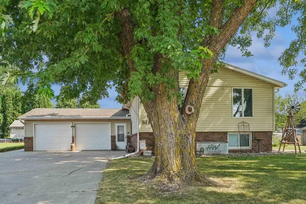 811 Crestview DR, Webster City, IA 50595
