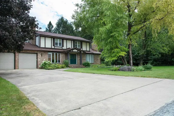 601 Brown LN, Waverly, IA 50677