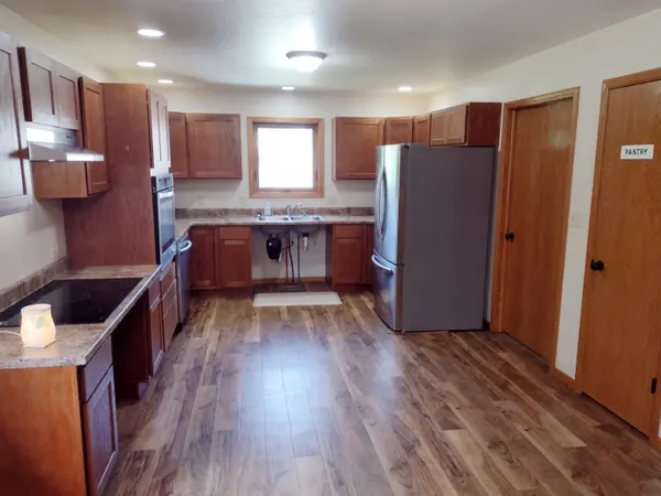 615 N Albion ST, Stacyville, IA 50476