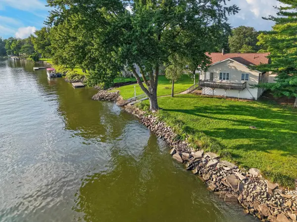 904 Cottage Row LN, Cedar Falls, IA 50613