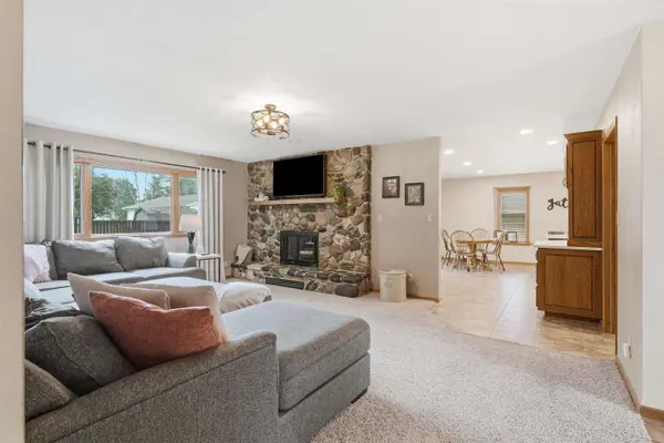 906 Walden LN, Grundy Center, IA 50638
