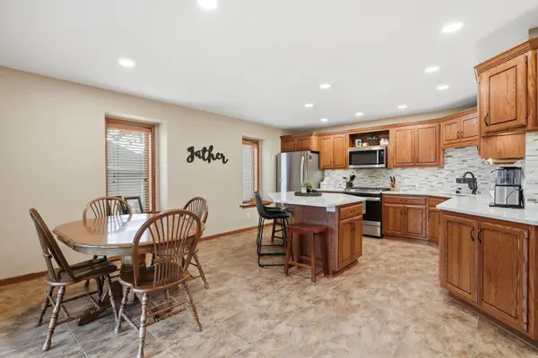 906 Walden LN, Grundy Center, IA 50638