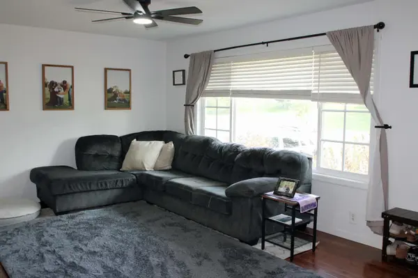105 8th Pkwy, Waverly, IA 50677