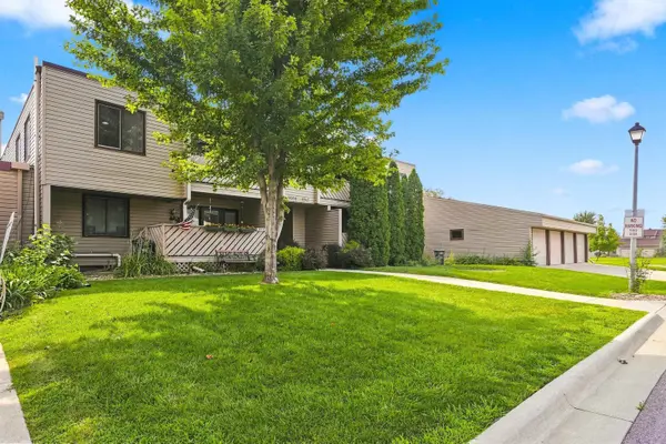 1040 Prairie Meadow CT, Waterloo, IA 50701