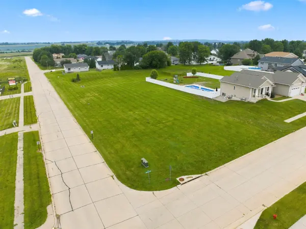 829 Main Street S, Center Point, IA 52213