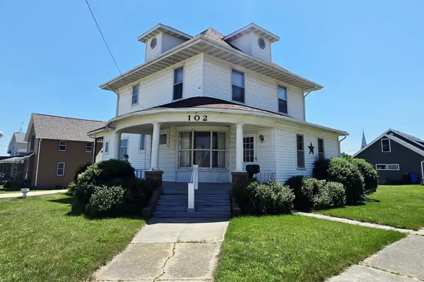 102 S Locust AVE, New Hampton, IA 50659