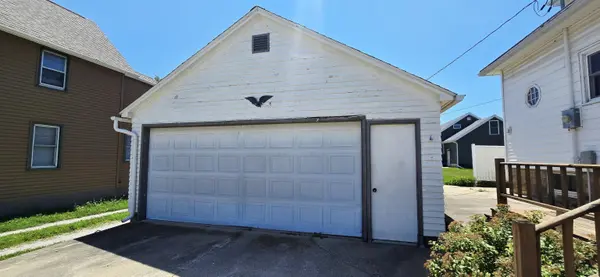 102 S Locust AVE, New Hampton, IA 50659