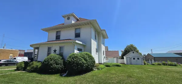 102 S Locust AVE, New Hampton, IA 50659