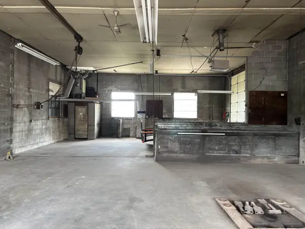 1901 N Raymond RD, Dewar, IA 50623