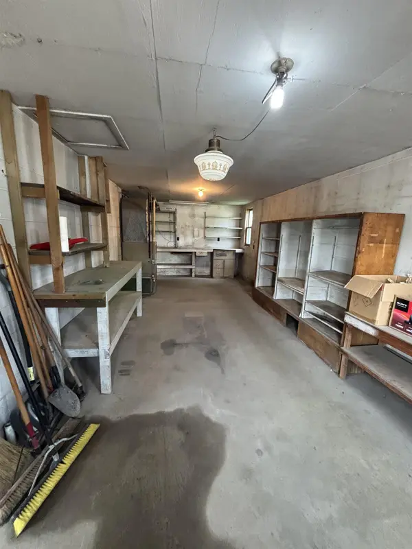 1901 N Raymond RD, Dewar, IA 50623