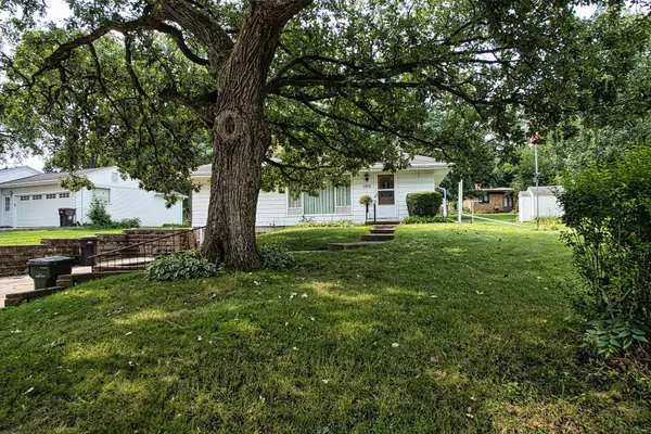 1915 Pleasant DR, Cedar Falls, IA 50613
