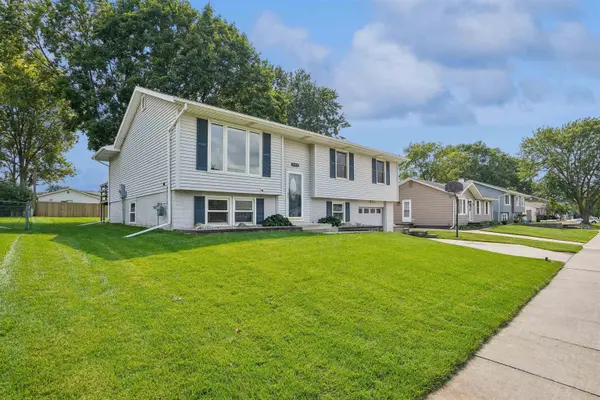905 Lilac LN, Cedar Falls, IA 50613