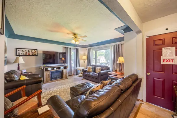 1800 E Ridgeway AVE, Waterloo, IA 50702