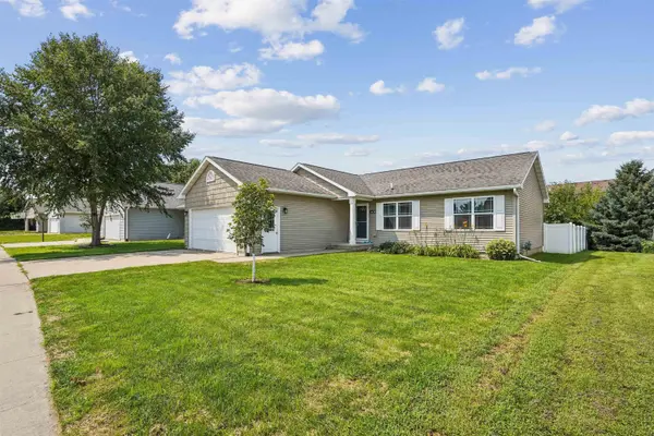 1408 Meadowview LN, Waverly, IA 50677