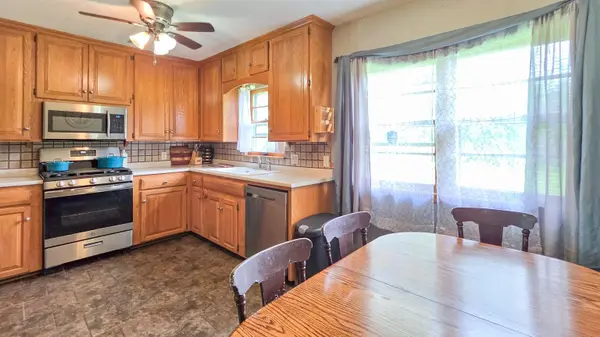4004 Scenic DR, Waterloo, IA 50701
