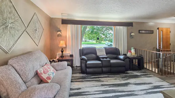 4004 Scenic DR, Waterloo, IA 50701