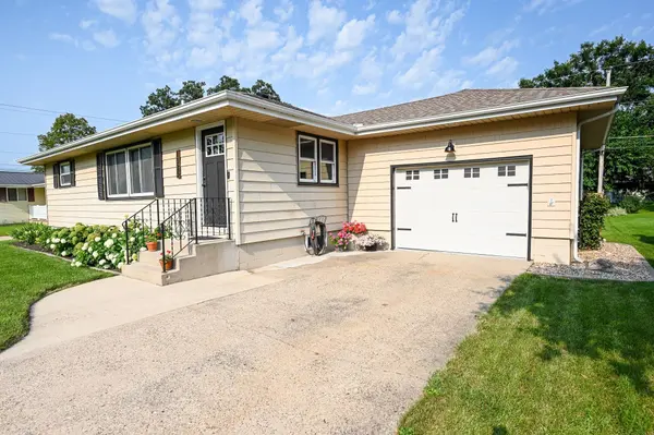 1035 New ST, Manchester, IA 52057