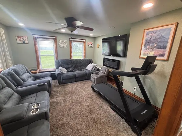 1427 Jackson AVE, Hazleton, IA 50641