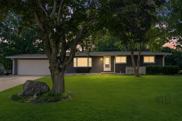 9042 Douglas DR, Waterloo, IA 50701