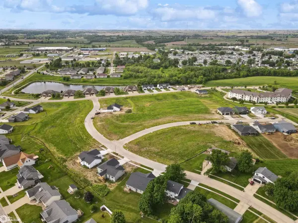 2626 Knollway DR, Marshalltown, IA 50158