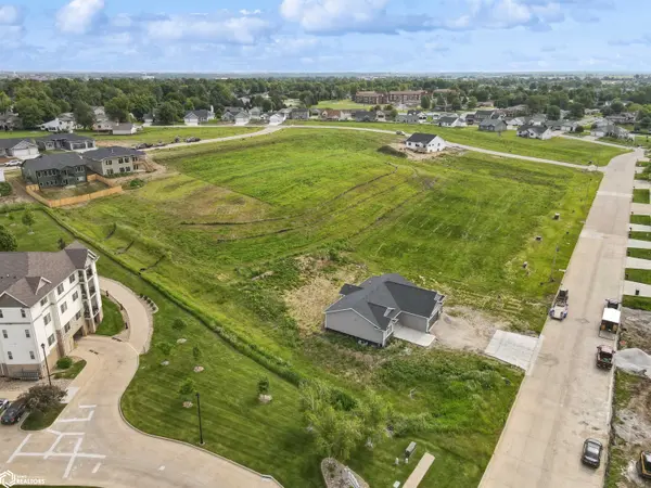 2614 Knollway DR, Marshalltown, IA 50158