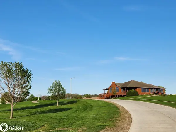 210 Brickyard CT, Sheffield, IA 50475