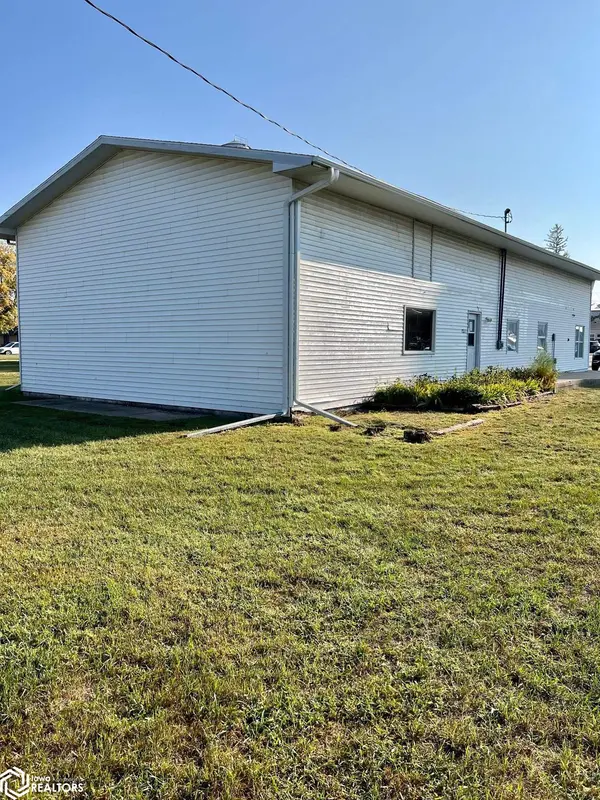 210 1St ST, Clarion, IA 50525