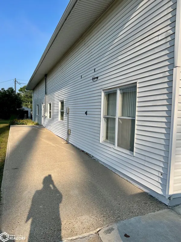 210 1St ST, Clarion, IA 50525