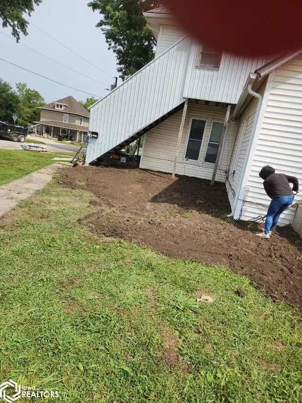 201 SE locust, Leon, IA 50144