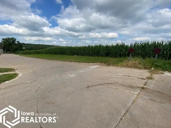 N Hillview Vil, Fort Madison, IA 52627