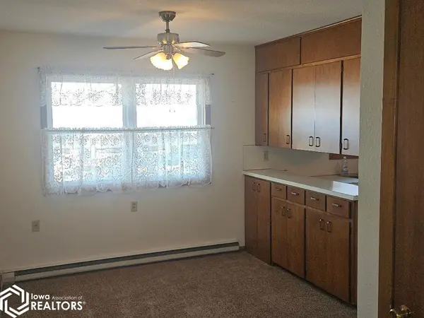 1405 9th AVE, IA 52208