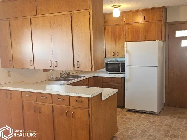 1405 9th AVE, IA 52208