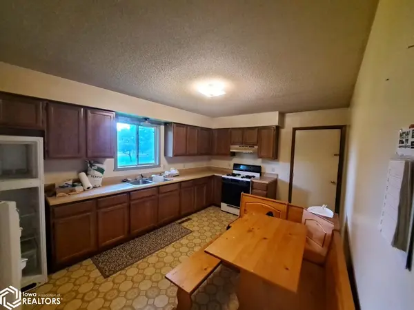 816 W 12th Ave N, Clear Lake, IA 50428