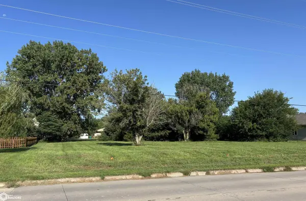 2008 N B ST, Fairfield, IA 52556