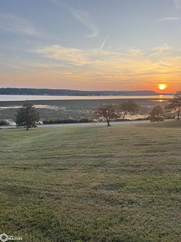 2 Bluff Woods DR, Nauvoo, IL 62354