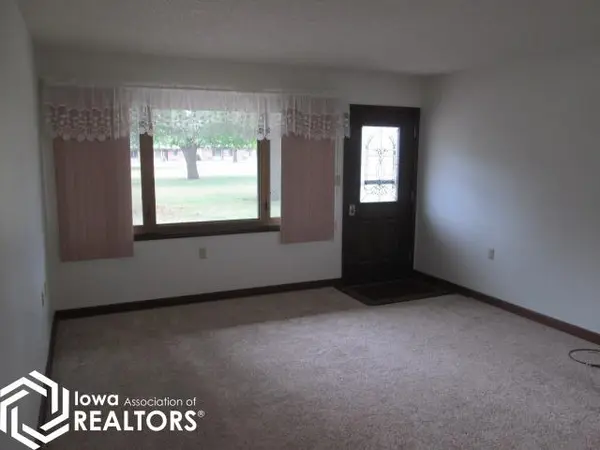 215 Country Club DR #M, Belmond, IA 50421