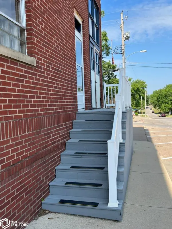 105 1/2 W Washington ST, Sigourney, IA 52591