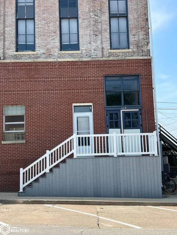 105 1/2 W Washington ST, Sigourney, IA 52591