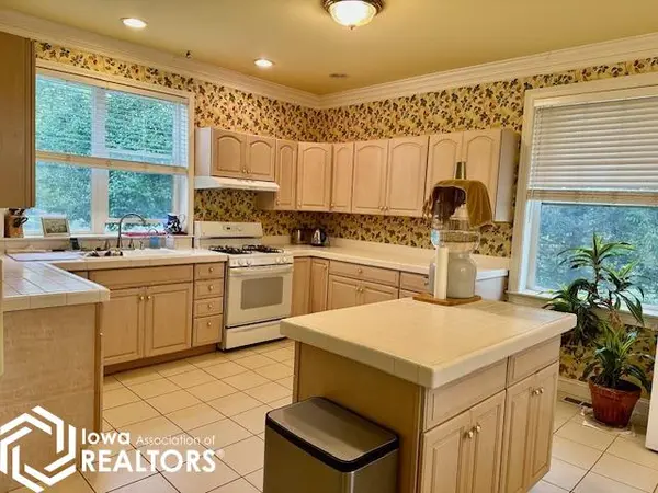 1845 Crystal Springs LN, Fairfield, IA 52556