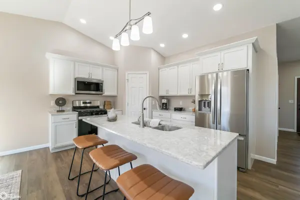 206 1st AVE, State Center, IA 50247