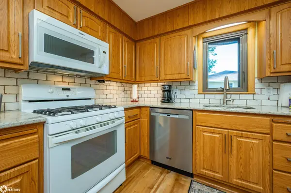 6 W Meadow LN, Marshalltown, IA 50158