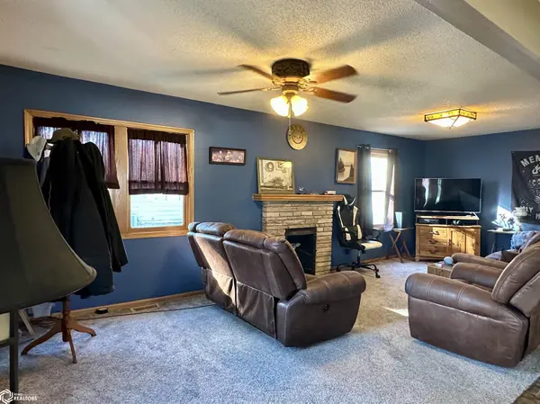801 Curtis AVE, Chariton, IA 50049