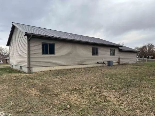 102 SE 3rd ST, Gilmore City, IA 50541