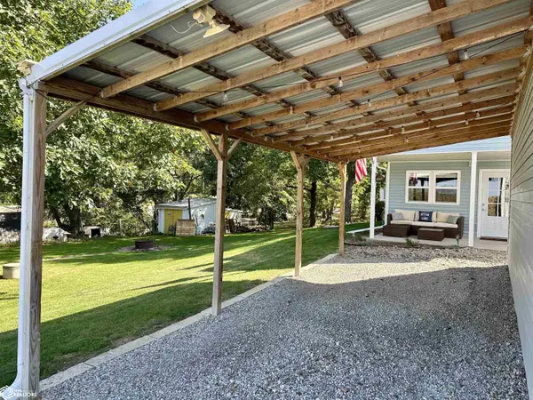 5090 County Public RD, Brooklyn, IA 52211