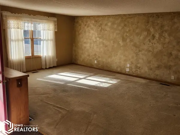 124 W 4th ST, Kanawha, IA 50447