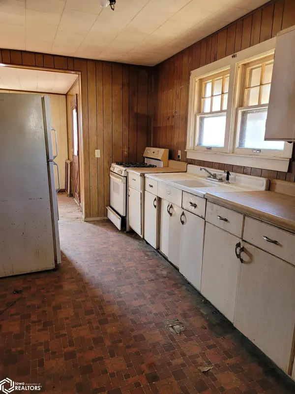 606 Lyman, South English, IA 52335